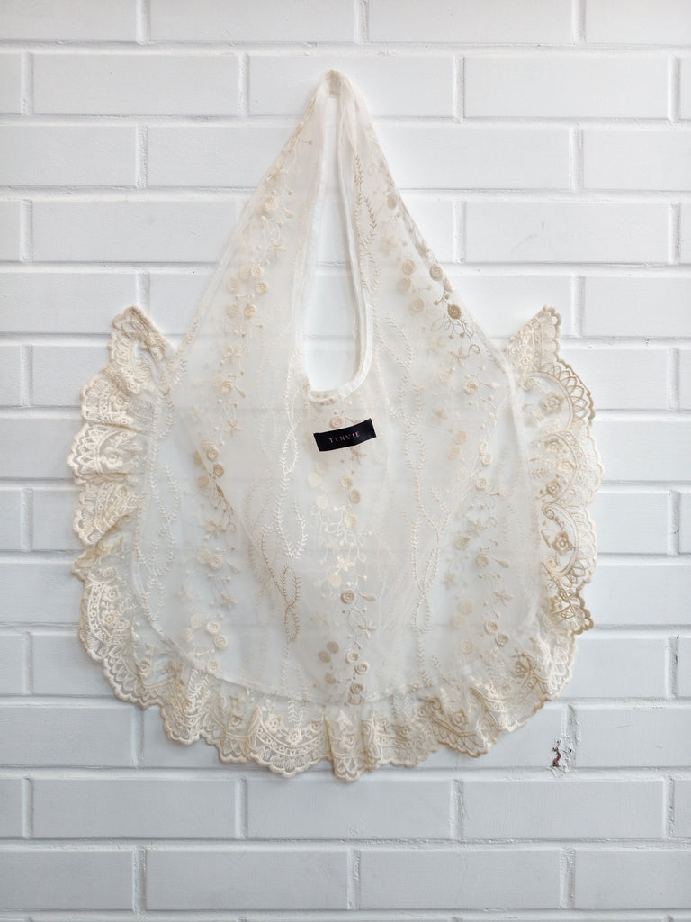 Limited Gift for purchase over HK$1200 – Lace Garden Embroidered Shopper