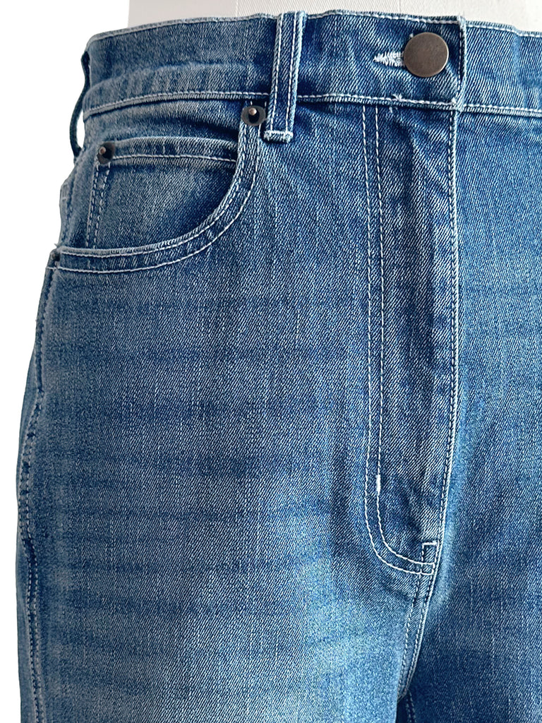 復古藍色中水洗喇叭形標誌刺繡牛仔褲