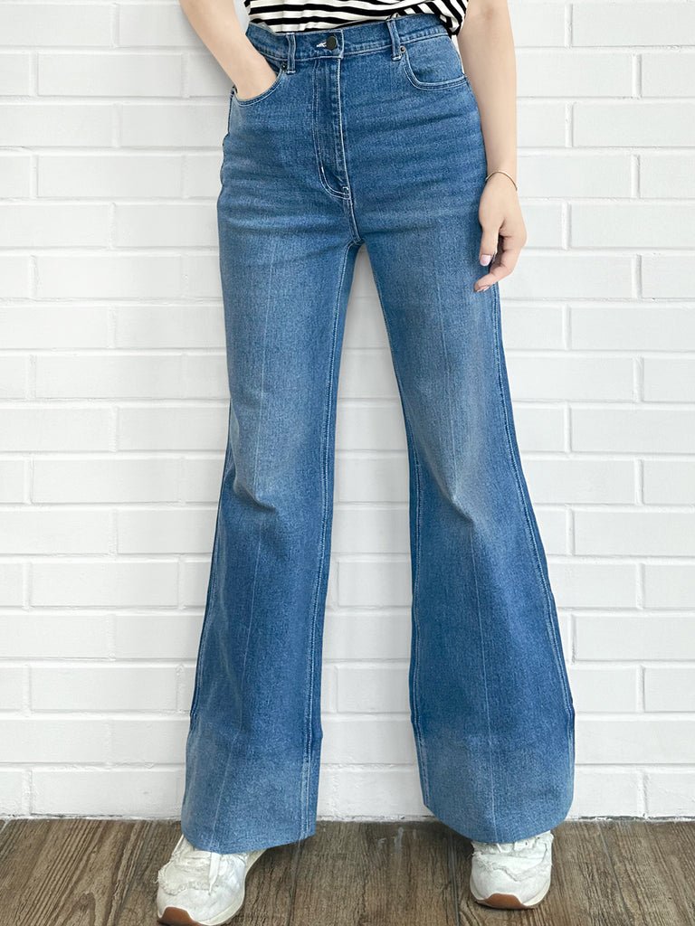 復古藍色中水洗喇叭形標誌刺繡牛仔褲