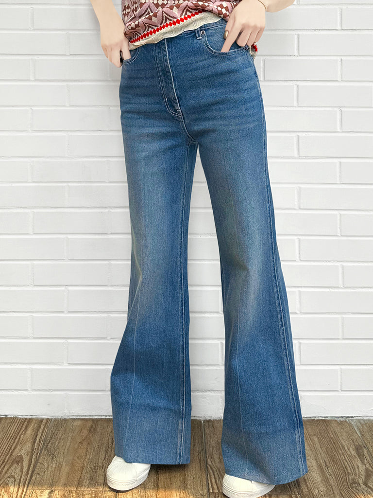 復古藍色中水洗喇叭形標誌刺繡牛仔褲