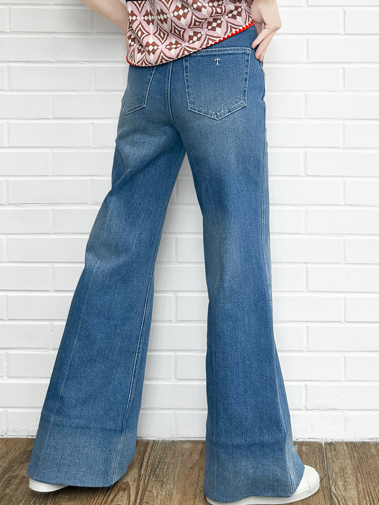 復古藍色中水洗喇叭形標誌刺繡牛仔褲