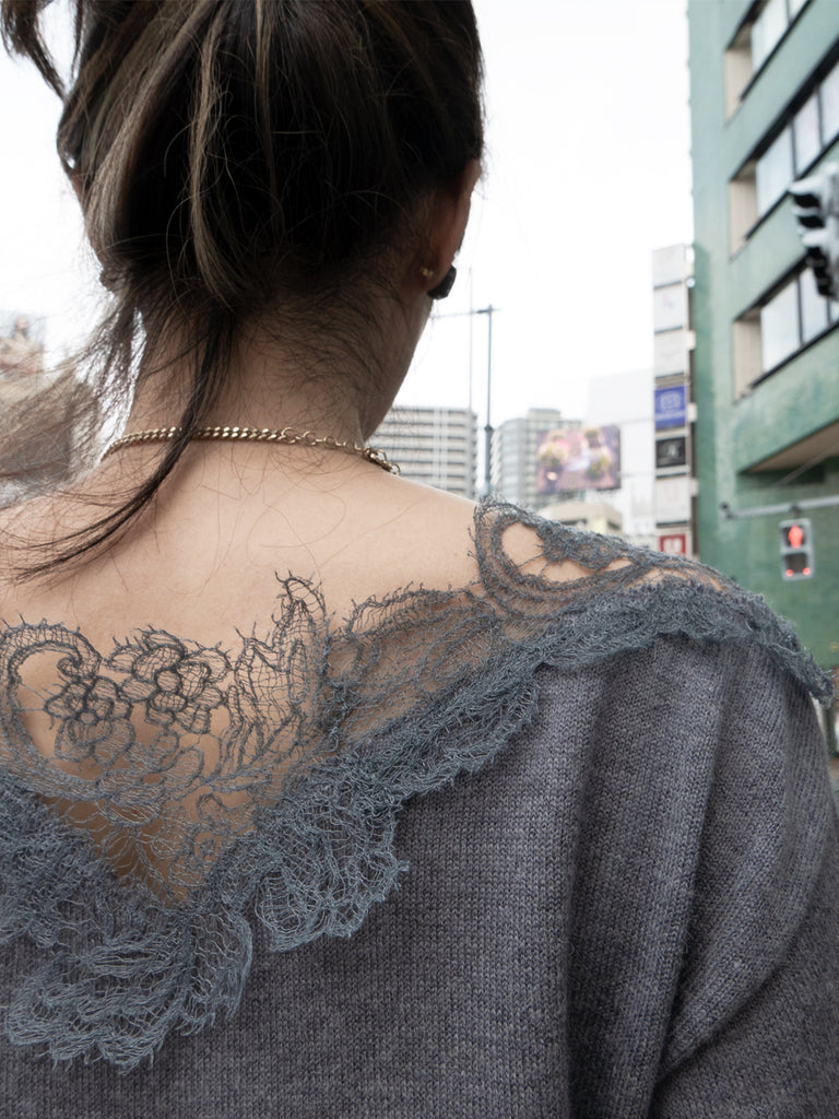 灰色不對稱蕾絲領蝙蝠翼馬海毛美利奴混紡毛衣