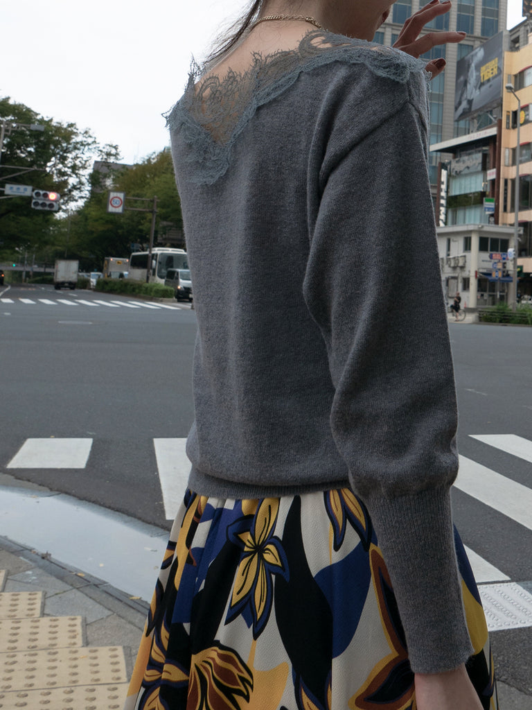 灰色不對稱蕾絲領蝙蝠翼馬海毛美利奴混紡毛衣