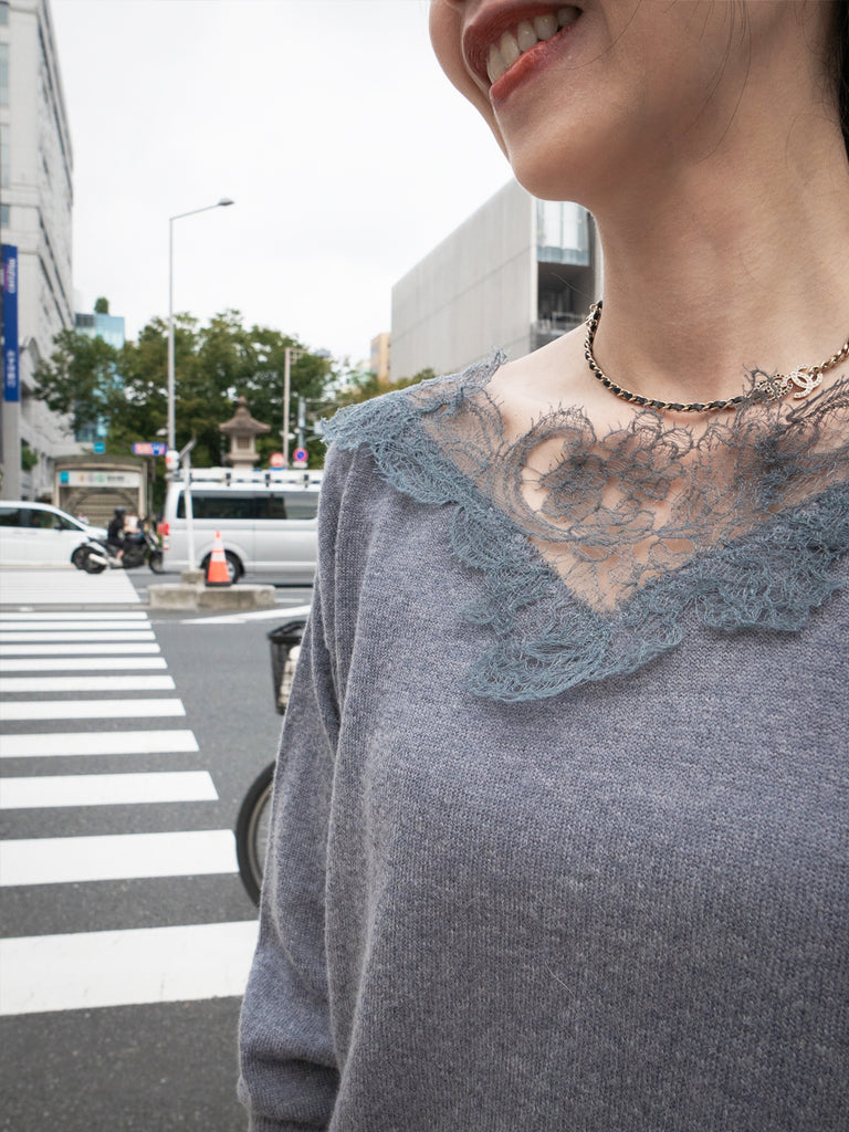 灰色不對稱蕾絲領蝙蝠翼馬海毛美利奴混紡毛衣
