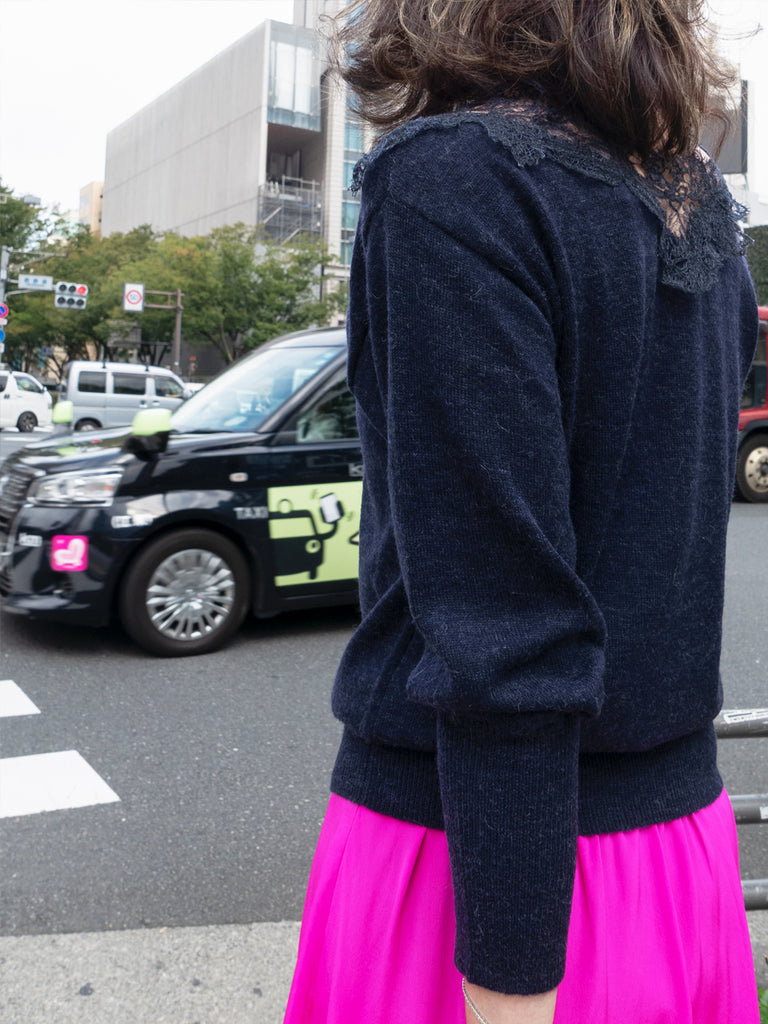 海軍藍不對稱蕾絲領蝙蝠翼馬海毛美利奴混紡毛衣