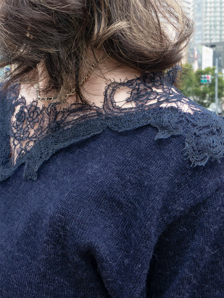 海軍藍不對稱蕾絲領蝙蝠翼馬海毛美利奴混紡毛衣
