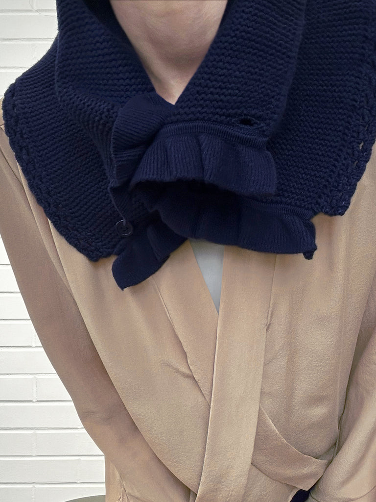 特別的!海軍藍鉤編邊飾荷葉邊 A 型內襯圍脖