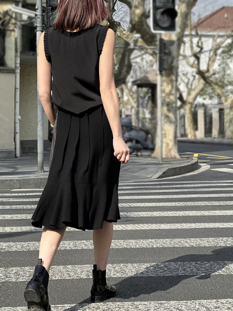 黑色褶襉細節緞布貼片及膝半身裙