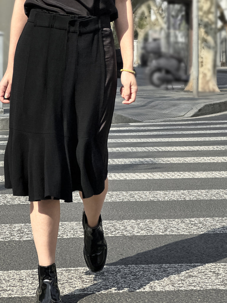 黑色褶襉細節緞布貼片及膝半身裙