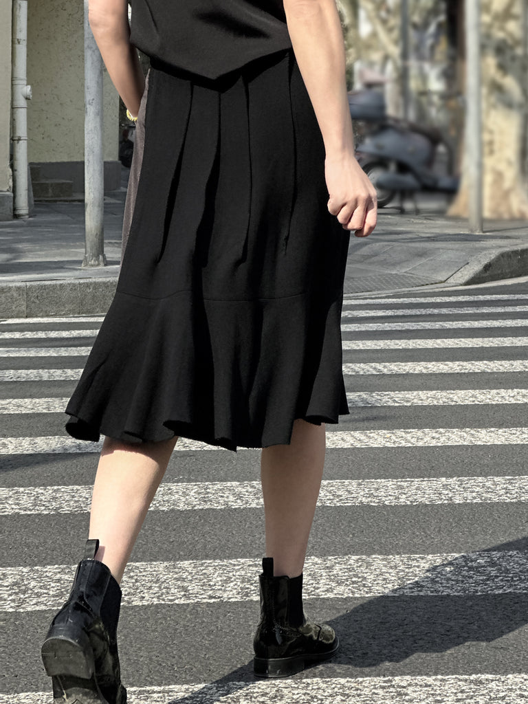 黑色褶襉細節緞布貼片及膝半身裙