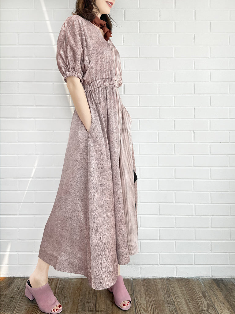 粉紅色荷葉邊側開衩 V 領洋裝搭配可拆式絲質圍巾