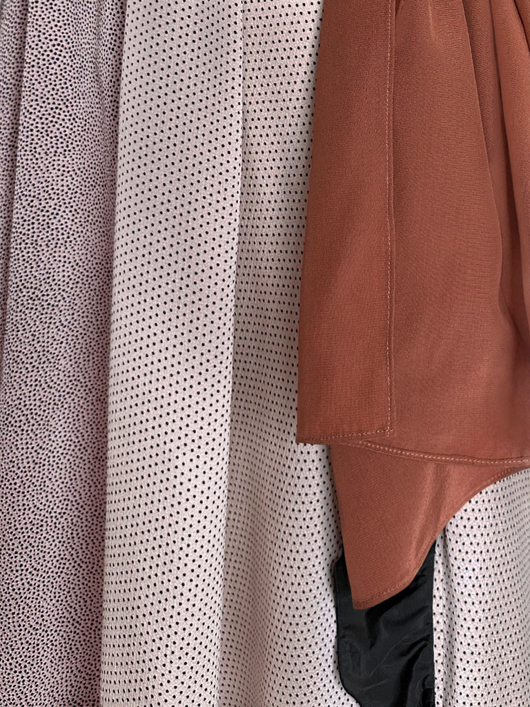 粉紅色荷葉邊側開衩 V 領洋裝搭配可拆式絲質圍巾