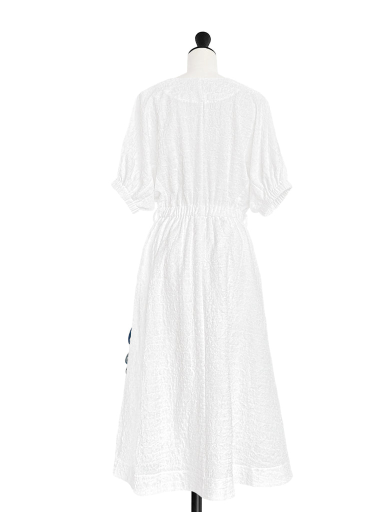 最後的機會!白色荷葉邊側開衩 V 領洋裝配可拆絲質圍巾