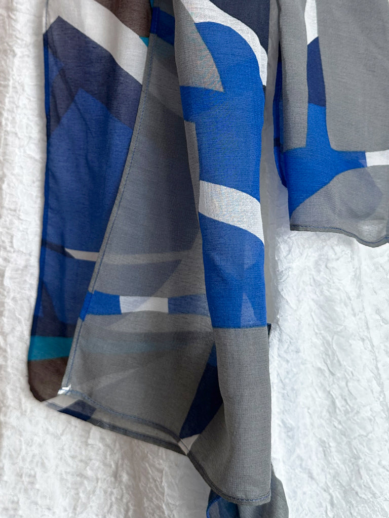 最後的機會!白色荷葉邊側開衩 V 領洋裝配可拆絲質圍巾