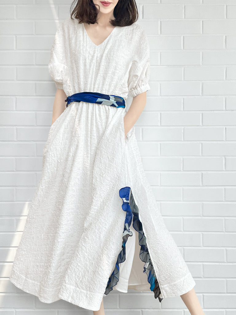 最後的機會!白色荷葉邊側開衩 V 領洋裝配可拆絲質圍巾