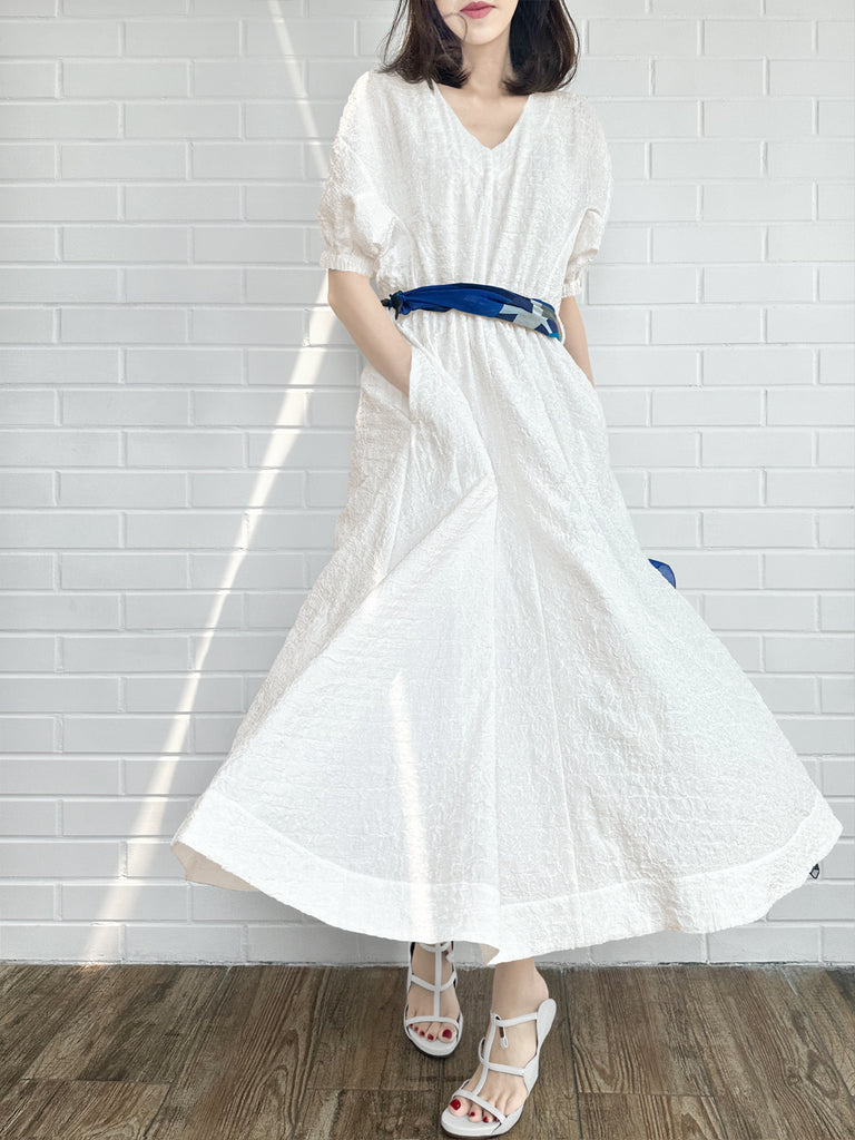 最後的機會!白色荷葉邊側開衩 V 領洋裝配可拆絲質圍巾
