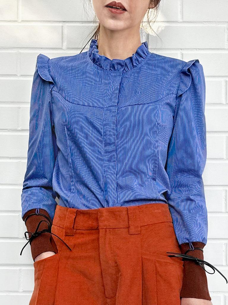 藍色條紋貼片針織領帶袖口荷葉邊襯衫