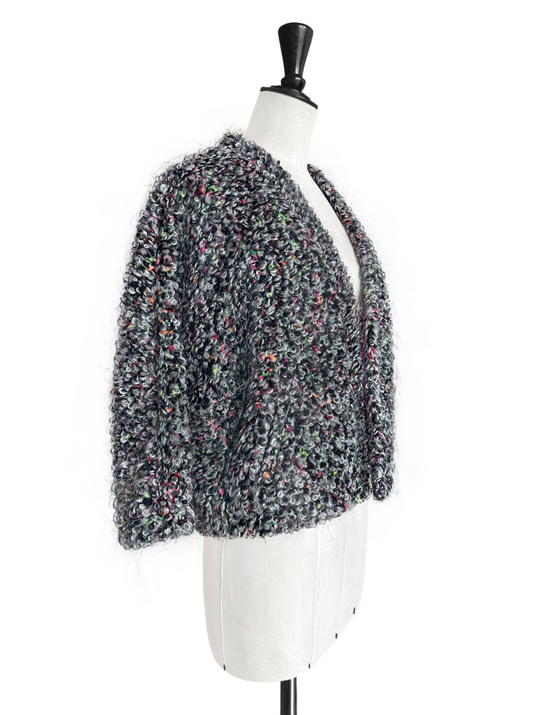 充滿活力的灰色環針織開襟蓬鬆短夾克