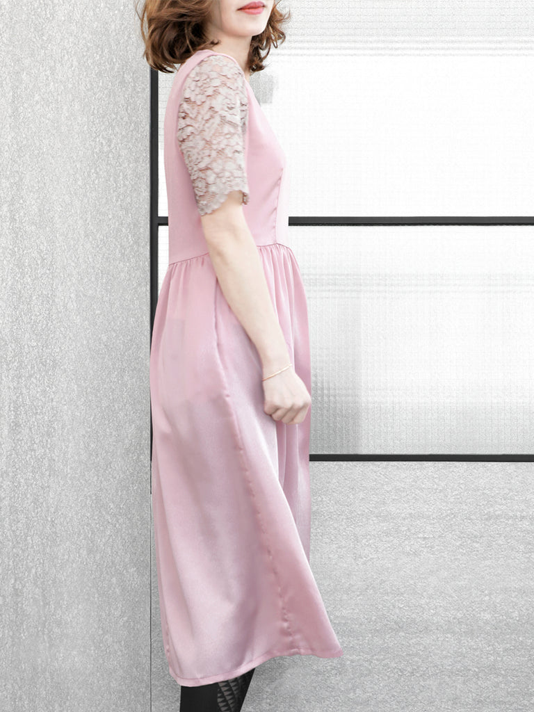 特別的!淺粉紅色蕾絲袖撞色緞面中長連身裙
