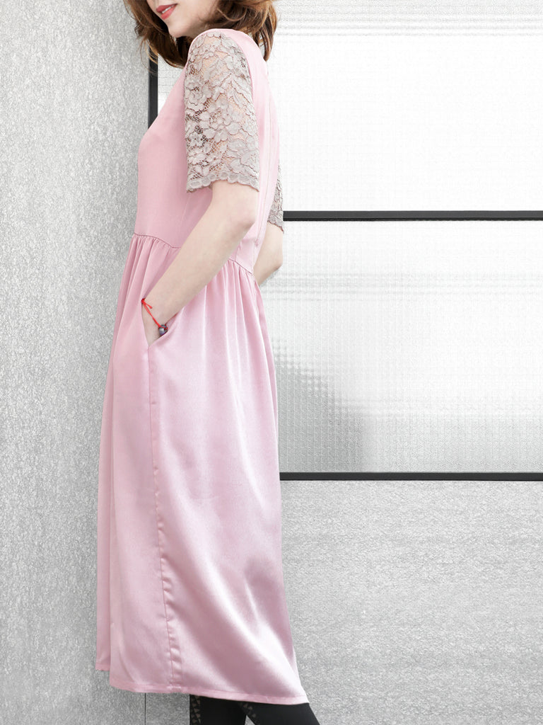 特別的!淺粉紅色蕾絲袖撞色緞面中長連身裙