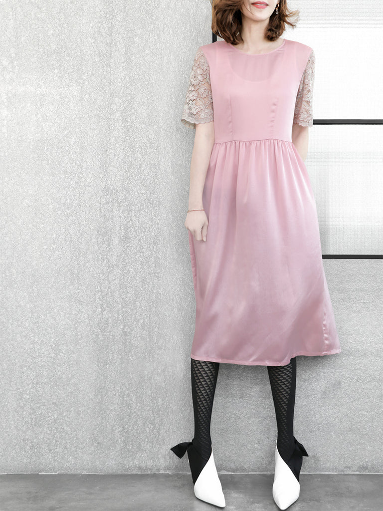 特別的!淺粉紅色蕾絲袖撞色緞面中長連身裙