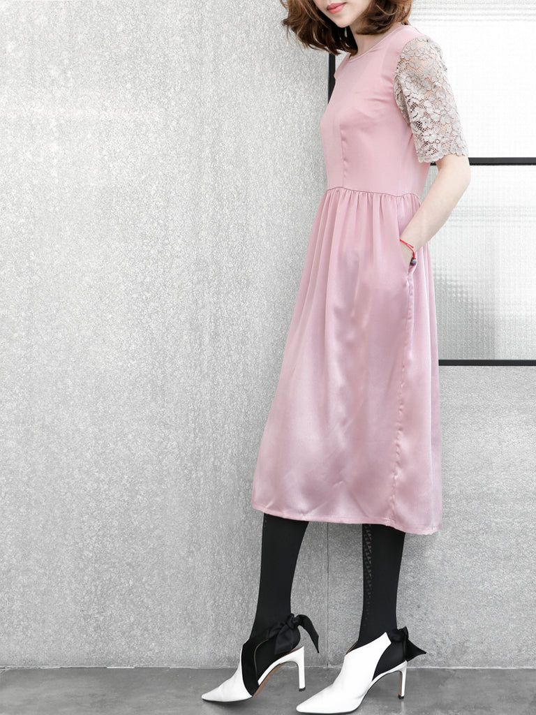特別的!淺粉紅色蕾絲袖撞色緞面中長連身裙