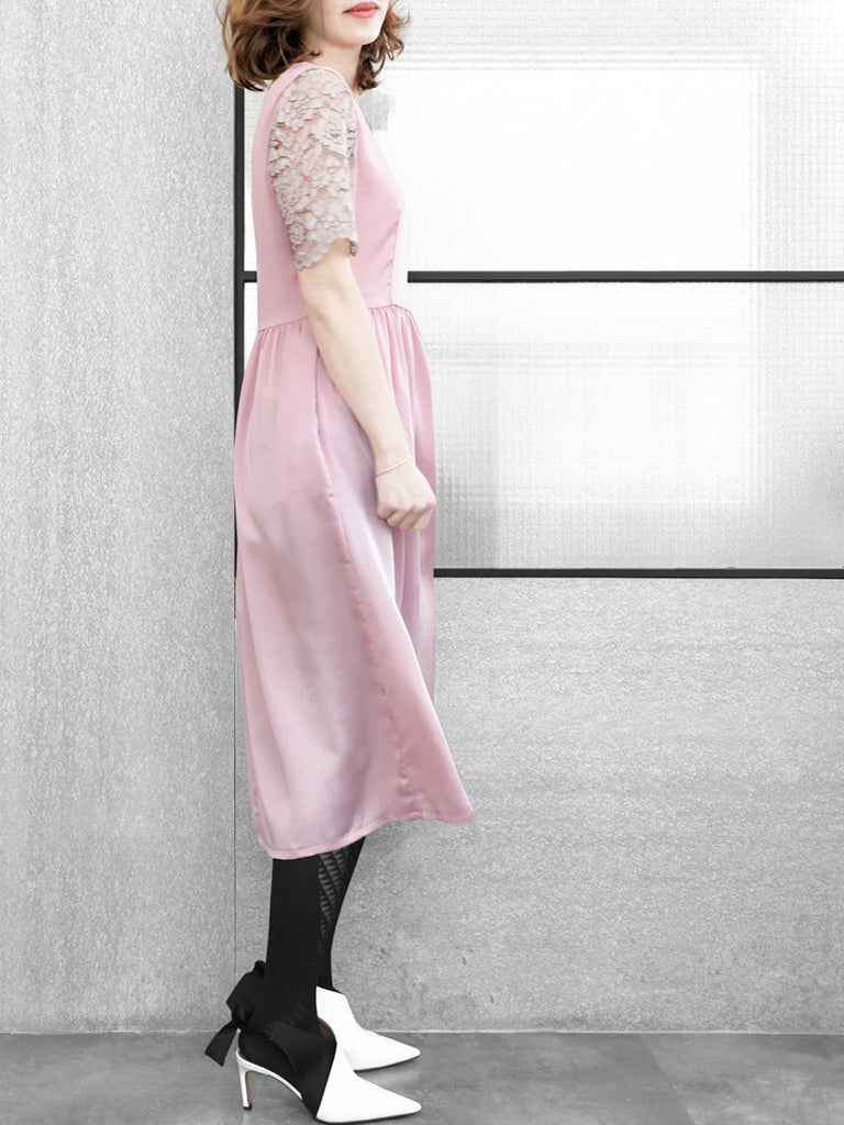 特別的!淺粉紅色蕾絲袖撞色緞面中長連身裙