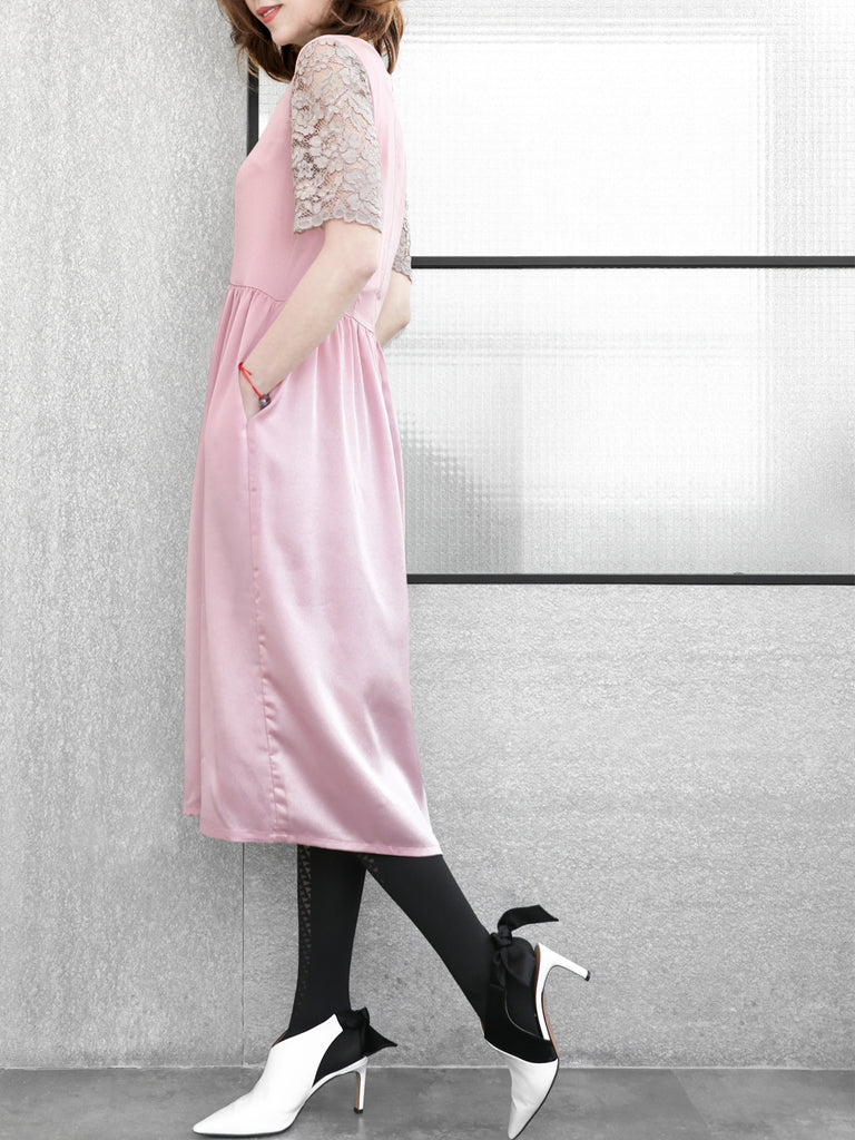 特別的!淺粉紅色蕾絲袖撞色緞面中長連身裙