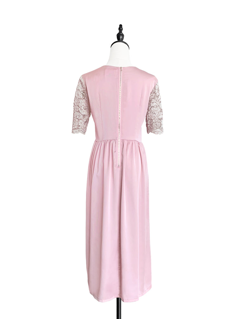 特別的!淺粉紅色蕾絲袖撞色緞面中長連身裙