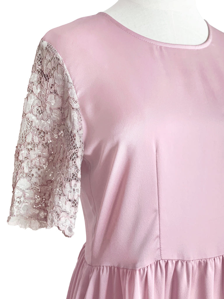 特別的!淺粉紅色蕾絲袖撞色緞面中長連身裙